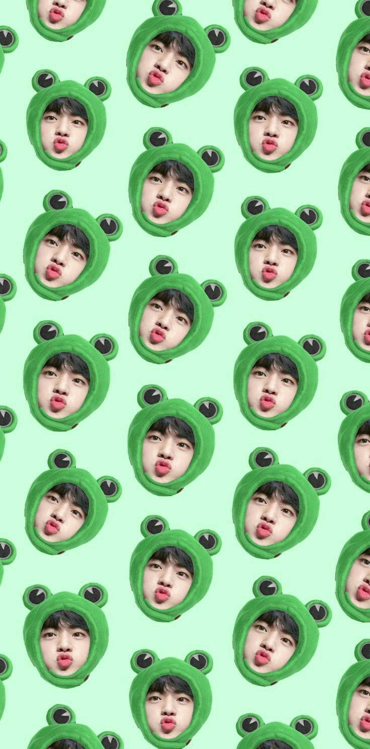 BTS風格金昇玟青蛙角色壁紙 壁紙 — 一個重複圖案，描繪一位戴著綠色青蛙帽的年輕男子在薄荷綠背景上伸出舌頭。