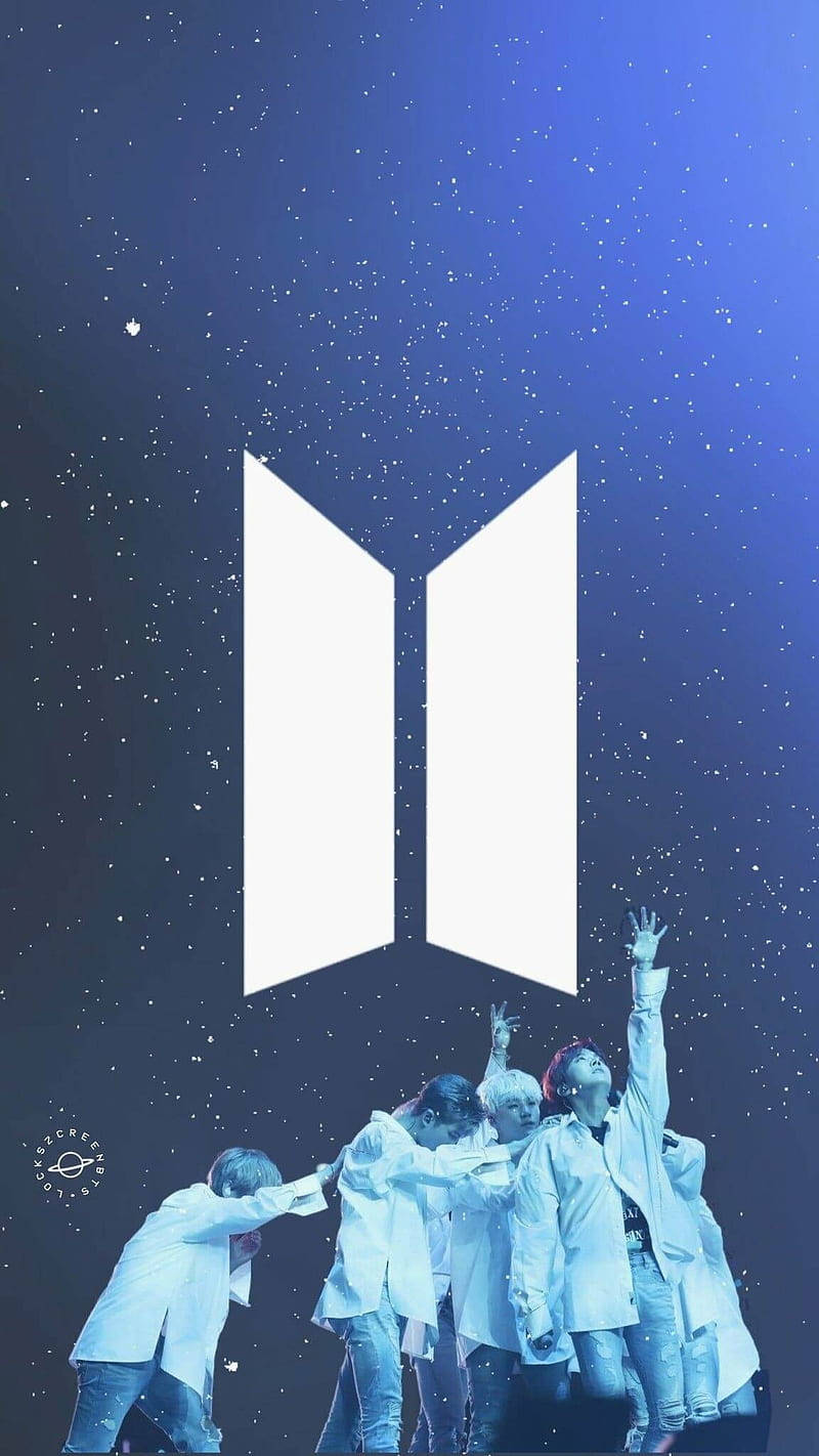 身穿白色外套的BTS成員在星空下向發光的標誌伸手。
