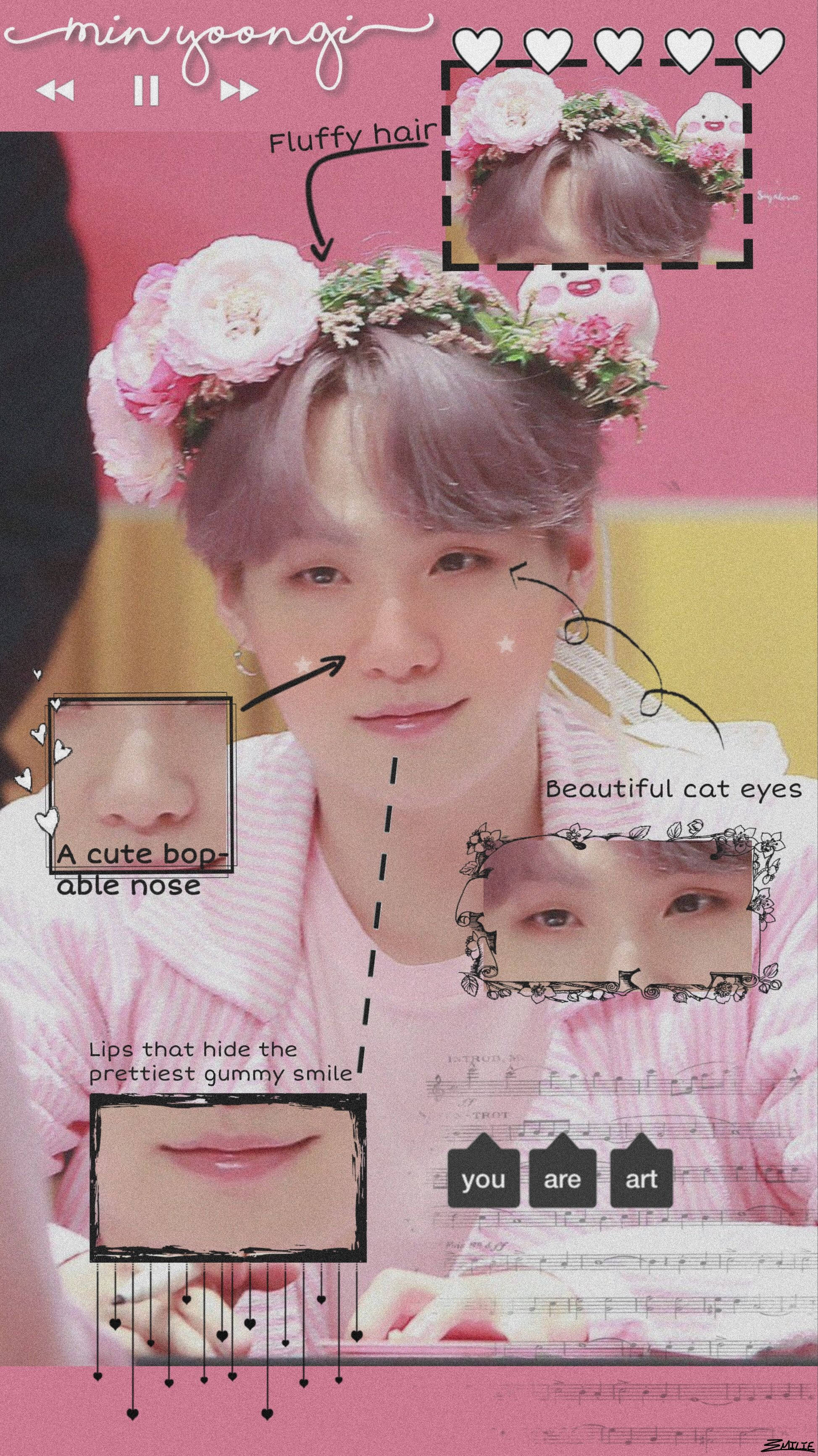 BTS Suga 可愛特寫 壁紙 — 一位擁有薰衣草色頭髮和花冠的年輕男子，在帶有音符和標籤特寫的粉紅色背景上溫柔地微笑。