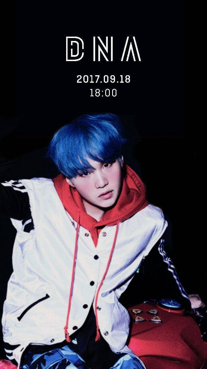 BTS Suga DNA 廣告海報 壁紙 — 一位擁有鮮豔藍色頭髮的年輕男子，在黑色背景上帶有白色文字的情況下，穿著白色外套內搭紅色連帽衫。