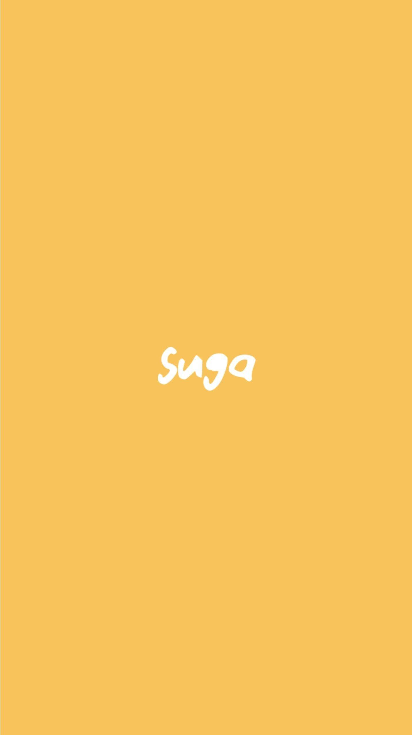 BTS Suga 純黃背景手機壁紙 壁紙 — 簡約芥末黃背景，中央以白色草書字體呈現「Suga」一詞。
