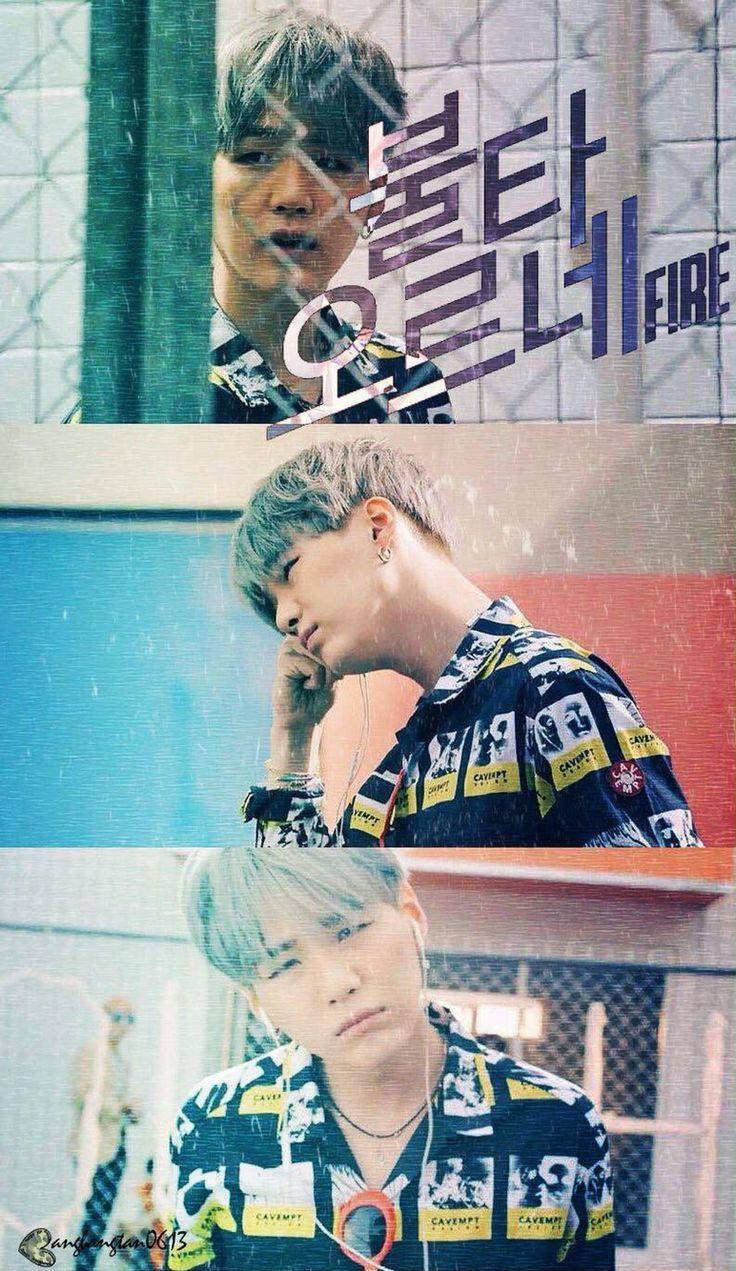 BTS Suga 火焰造型 壁紙 — 一位淺色頭髮的年輕男子穿著圖案襯衫，出現在三個疊加的框架中，對著帶有韓文文字和雨效果的瓷磚牆，表情深思而強烈。