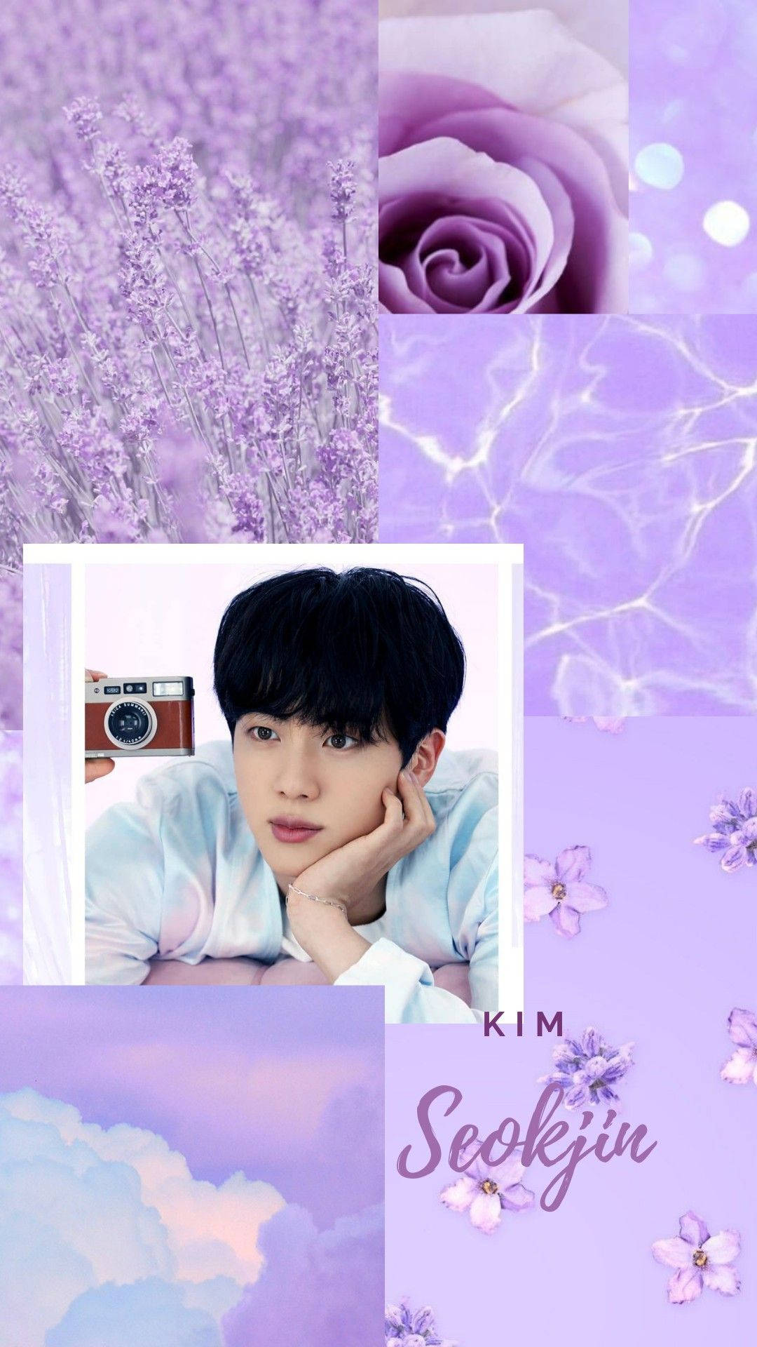 BTS 金昇玟 淡紫色美學 壁紙 — 以薰衣草為主題的拼貼畫，展示金碩珍手持相機，周圍環繞著花朵、水波和雲朵。