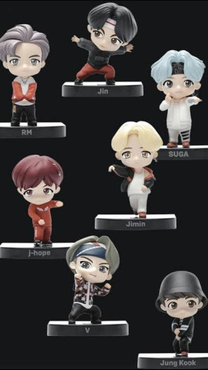 BTS Tinytan Q版人偶 壁紙 — 七個BTS成員的Q版公仔在黑色底座上以動態姿勢擺放，背景為深色。