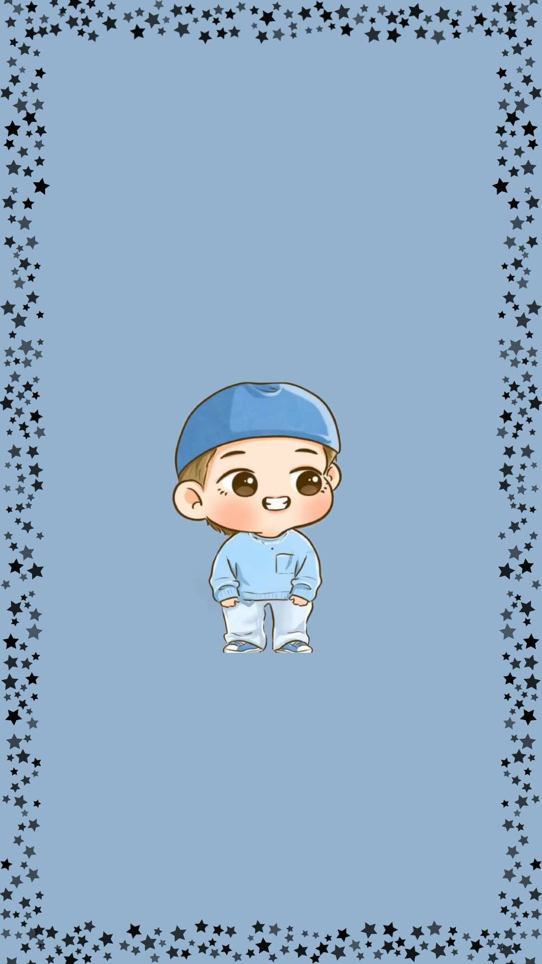 BTS Tinytan V Q版同人圖 壁紙 — 一個可愛的卡通男孩，戴著藍色帽子和穿著藍色衣服，在淺藍色背景前微笑，背景由黑色星星框住。