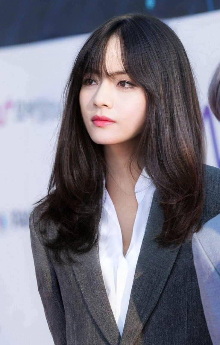 BTS 女孩版 V 前額碎髮 壁紙 — 一位長黑髮有瀏海的女性穿著灰色西裝外套內搭白襯衫，視線看向一旁。
