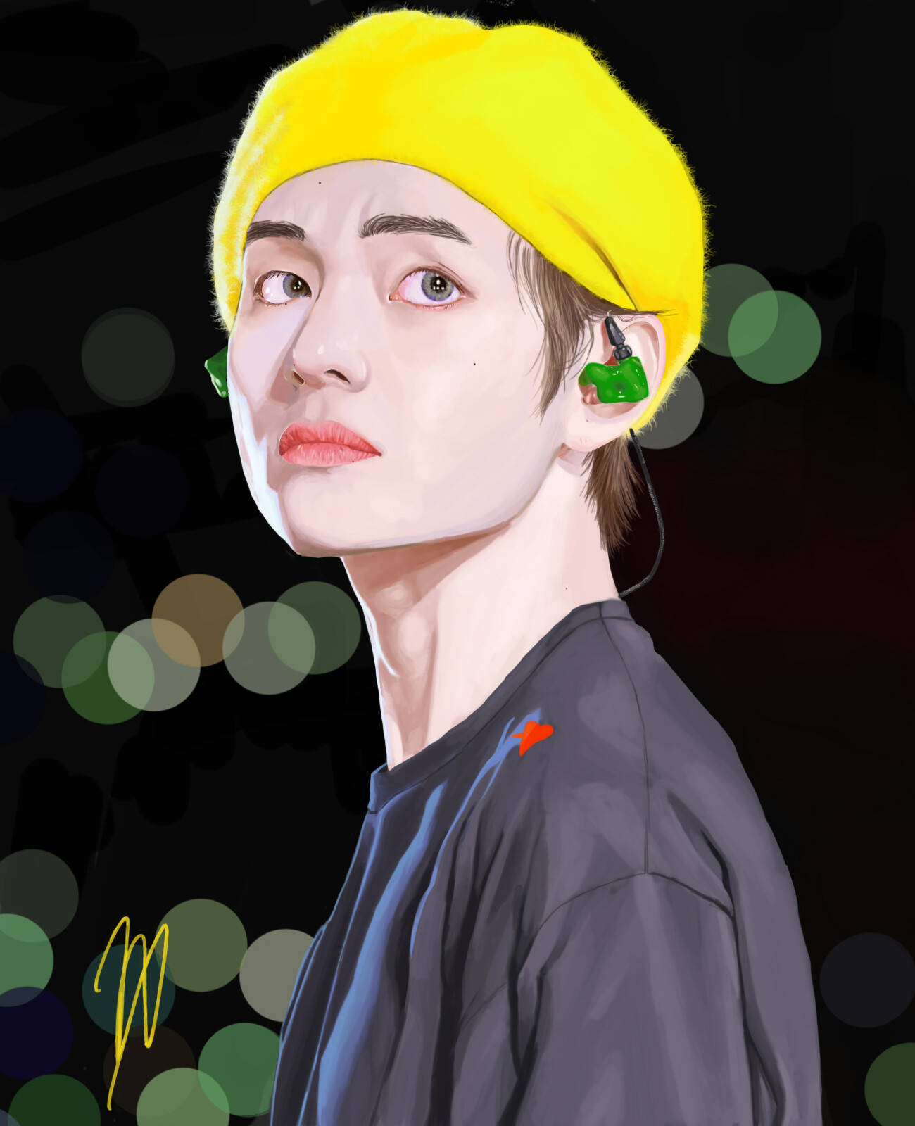 BTS V 黃色貝雷帽藝術照 壁紙 — 一位年輕男子戴著亮黃色冷帽和深色襯衫，在模糊的綠色和藍色燈光散景背景下沉思。