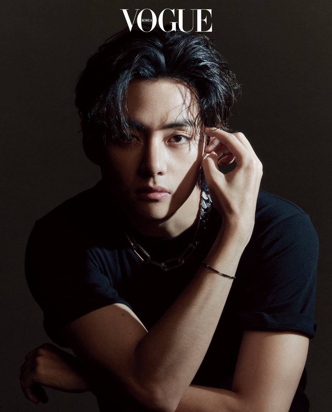 BTS V 穿黑色襯衫 Vogue寫真 壁紙
