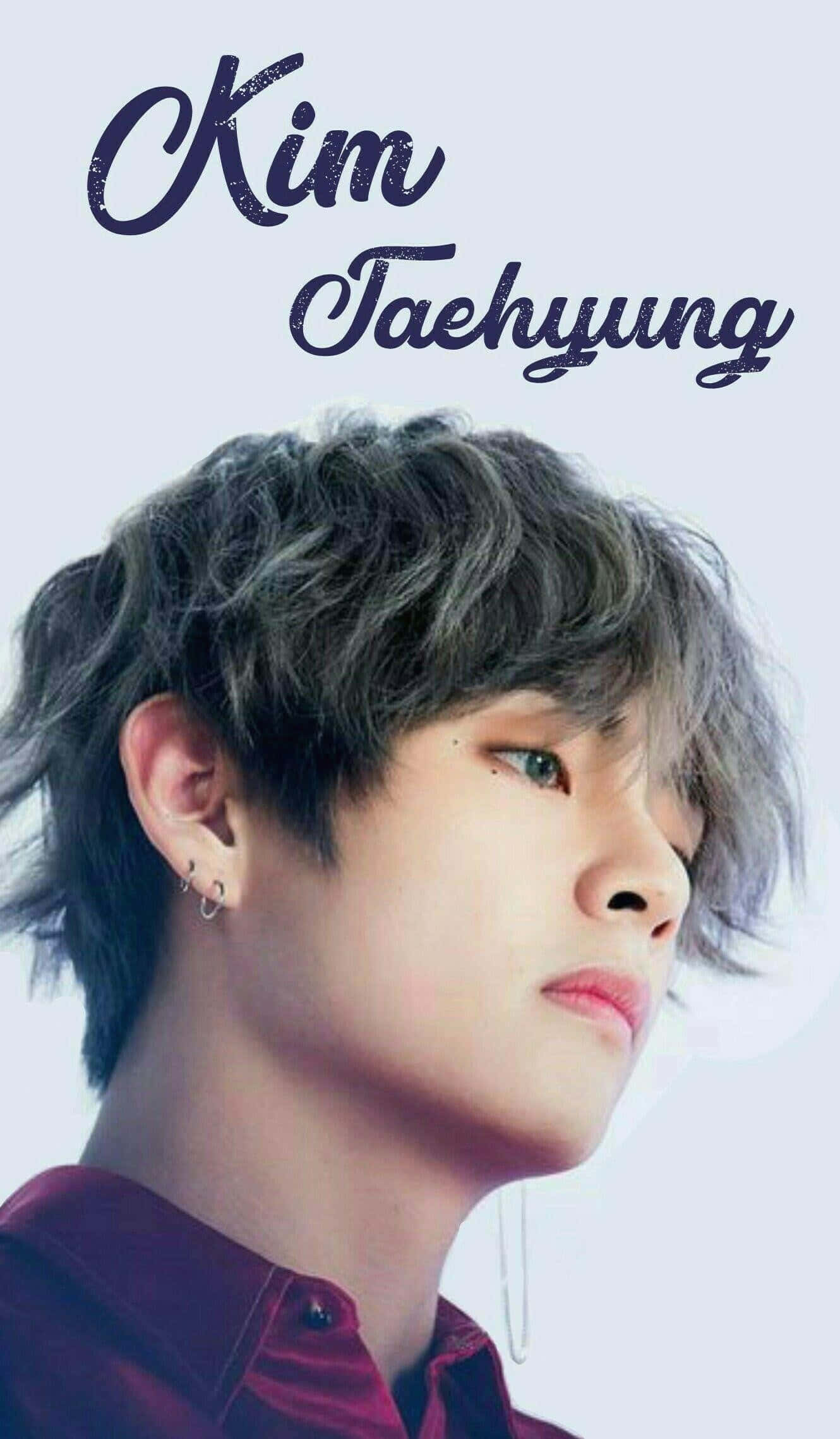 BTS V 在這張引人注目的肖像中散發巨星光芒 壁紙 — 金泰亨的close-up肖像，頭髮灰白蓬鬆，身穿栗色襯衫，背景柔和明亮。