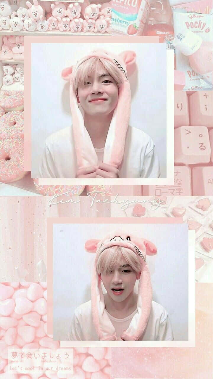 BTS V 對鏡頭擺姿 壁紙 — 一位穿著粉紅色兔子連帽衫的年輕男子在拼貼畫中微笑，周圍環繞著粉紅色糖果和柔和色調的裝飾。