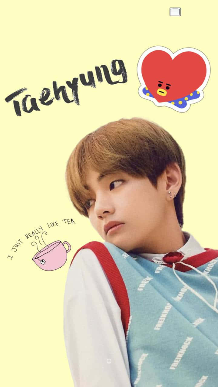 BTS V 展現強勢風采 壁紙 — 一位短棕髮、表情深思的年輕男子，身穿藍色連帽衫內搭白襯衫，背景為淡黃色，帶有卡通貼紙和文字。
