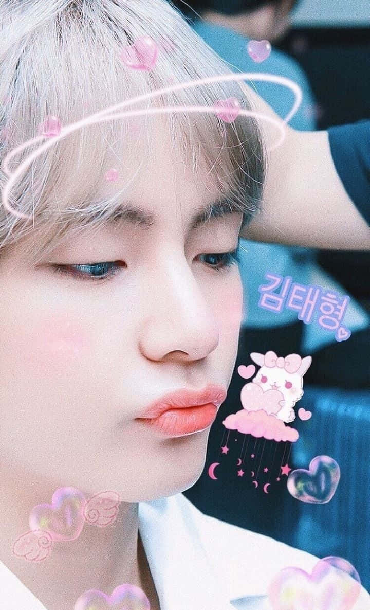 BTS V 展現獨特風格 壁紙 — 年輕淺髮男子的特寫肖像，柔和的粉紅色數位心形漂浮在他的臉龐周圍。
