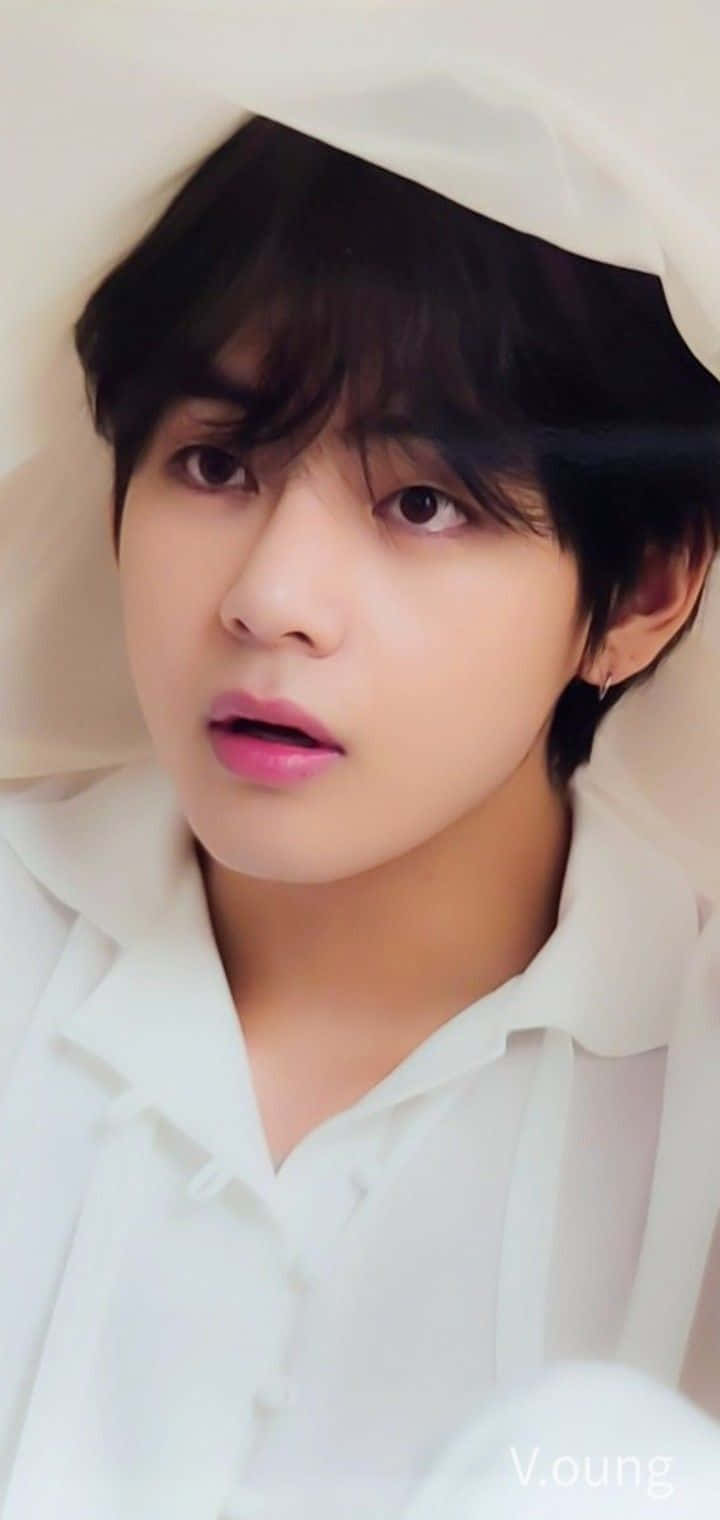 BTS V，準備大放異彩 壁紙 — 一個年輕黑髮粉唇男子穿著白襯衫的特寫肖像，背景是柔和的白色。