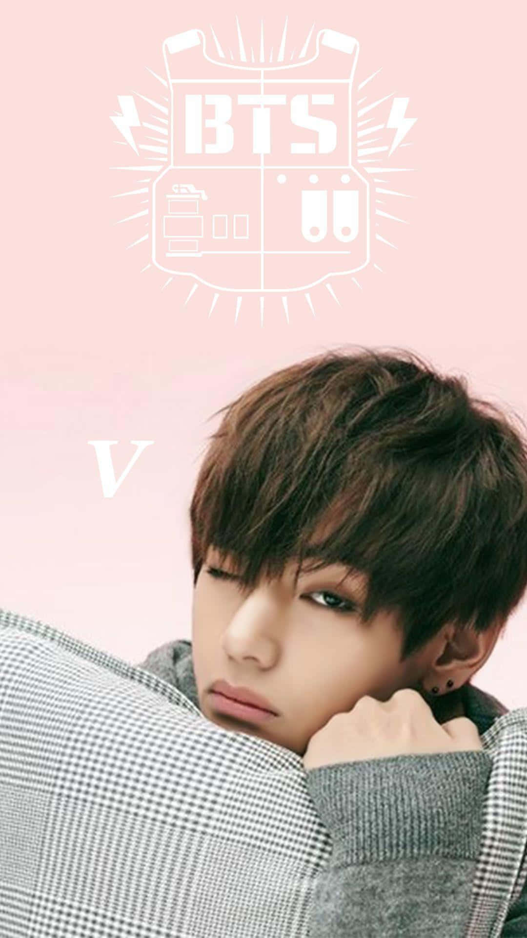 BTS V，為你而來 壁紙 — 一位深色頭髮的年輕男子將頭靠在手上，背景是柔和的粉紅色，帶有白色BTS標誌。