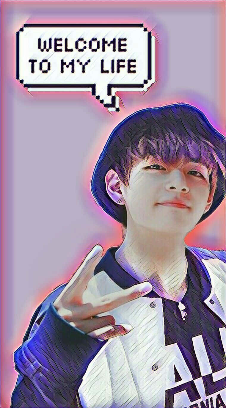 BTS V 穿著時尚，神情專注 壁紙 — 一個風格化的肖像，描繪一位紫髮年輕男子在像素化對話框下比出和平手勢，對話框寫著歡迎來到我的生活。