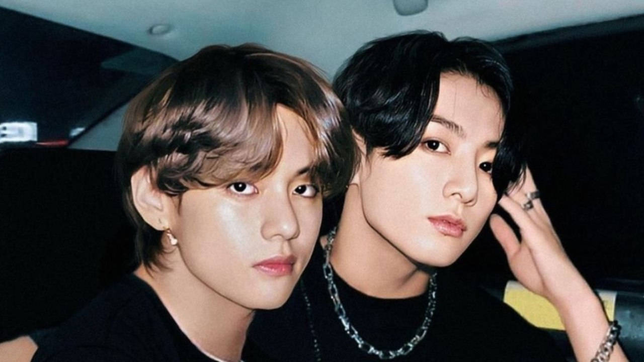 BTS V 與 Jungkook 車內酷帥照 壁紙 — 兩位年輕男子帶著造型頭髮和珠寶，在夜晚昏暗的車內緊密地擺姿勢。