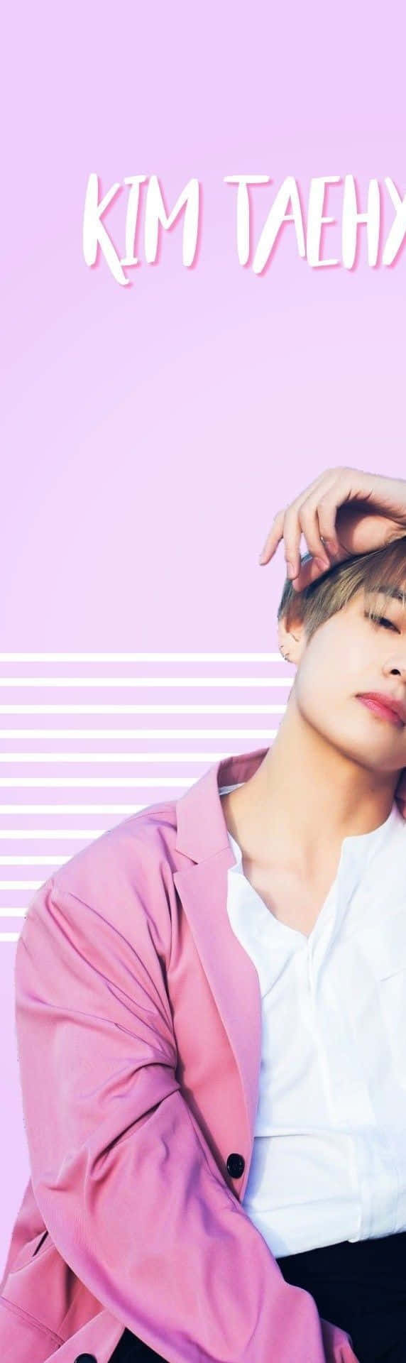 BTS V 舞台光芒四射 壁紙 — 一名穿著粉紅色西裝外套的年輕男子在帶有白色條紋的粉彩色粉紅色背景前擺姿勢，他的名字寫在上面。