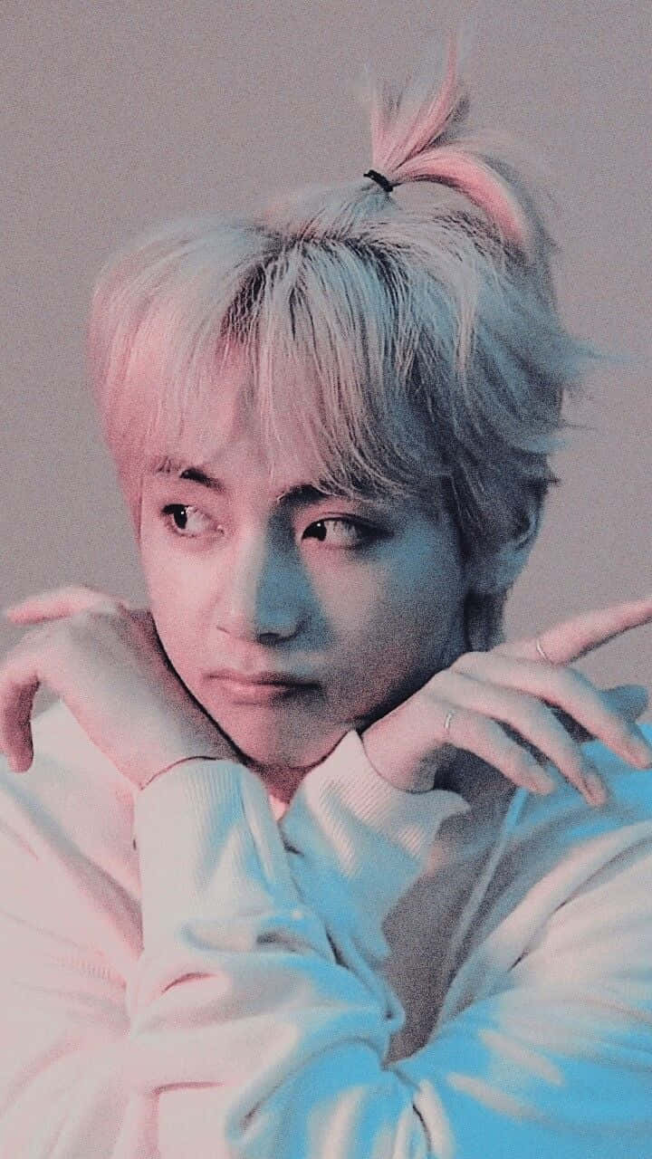 BTS V - 藝術肖像 壁紙 — 一位年輕男子，頂著粉彩粉紅和藍色頭髮紮成高髻，托腮沉思。