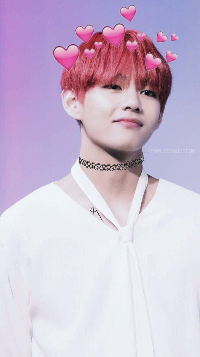 BTS V 風度翩翩，為鏡頭展現魅力 壁紙 — 一位年輕男子擁有鮮豔的紅髮，粉紅色的心形圖案漂浮在頭頂上方，在紫色漸變背景前溫柔微笑。