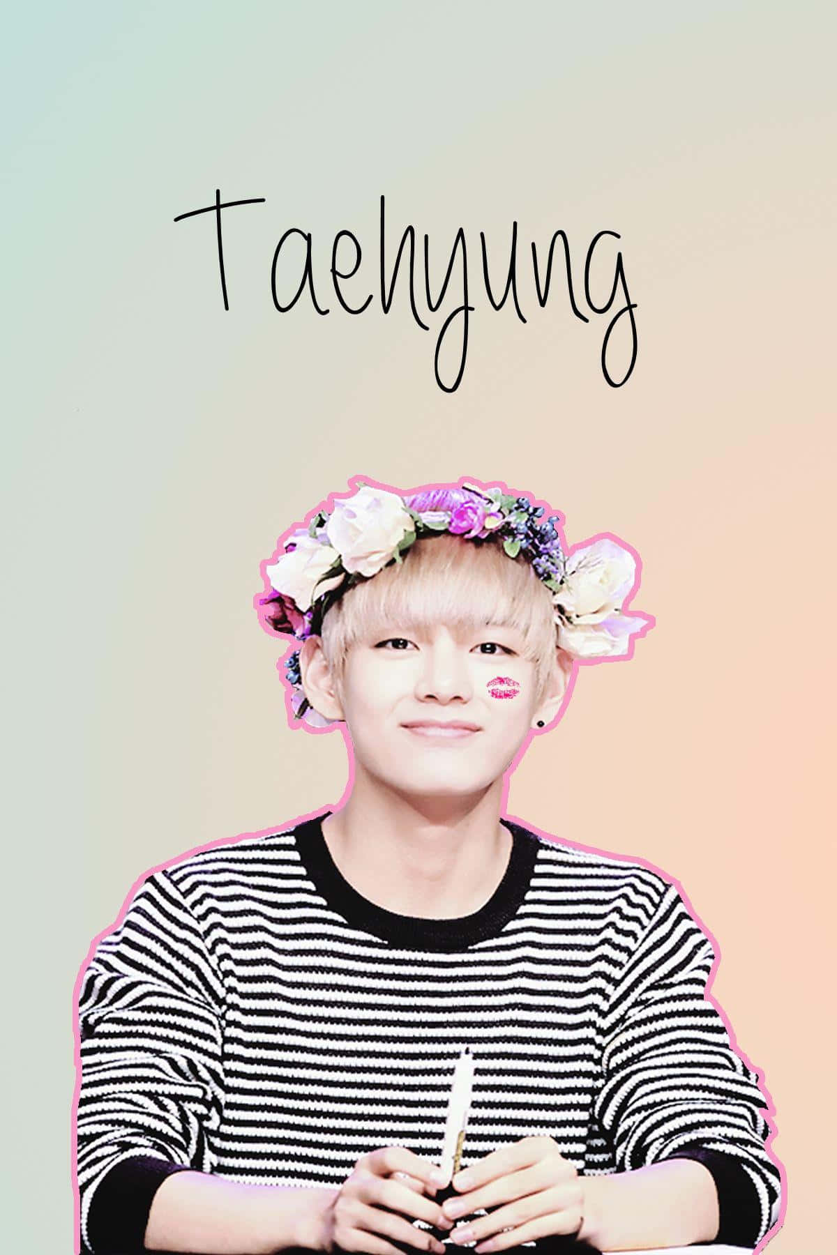 BTS V 魅力無窮，征服世界 壁紙 — 一位戴著花冠的年輕男子溫柔微笑，手持筆，背景是柔和粉彩漸變色。