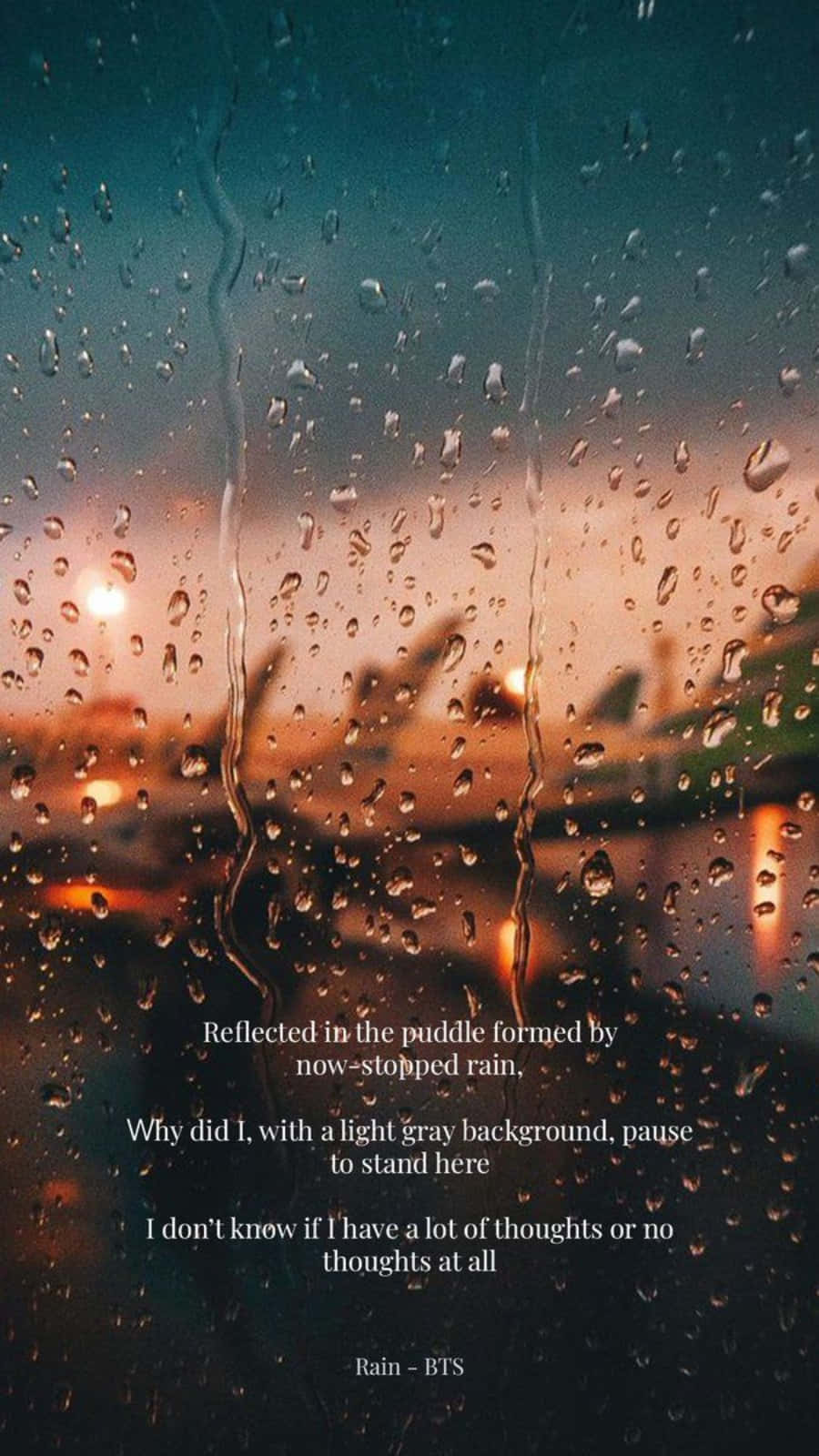 飛機窗上的雨滴與BTS雨天歌詞 壁紙 — 雨滴沿著窗戶流下，框住了黃昏時模糊的城市景觀，溫暖的路燈透過濕玻璃閃爍。