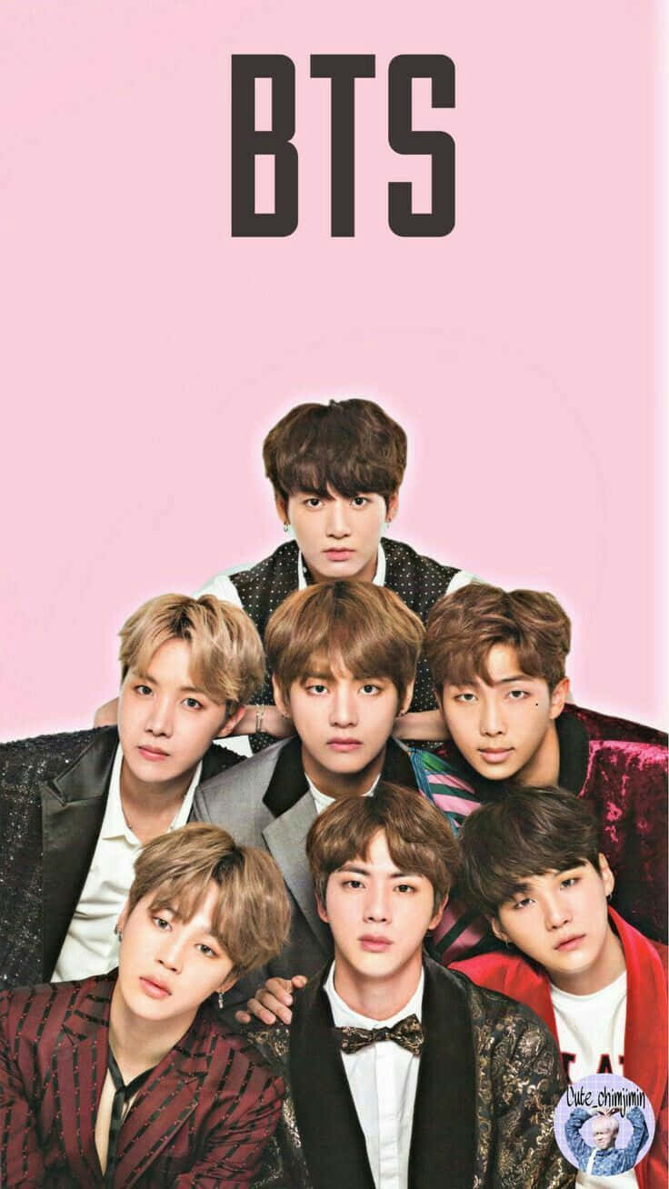 BTS - BTS - BTS - BTS - BTS - B 壁紙 — BTS 七位成員在純粉紅色背景前緊密地擺姿勢，上方有粗體黑色文字。