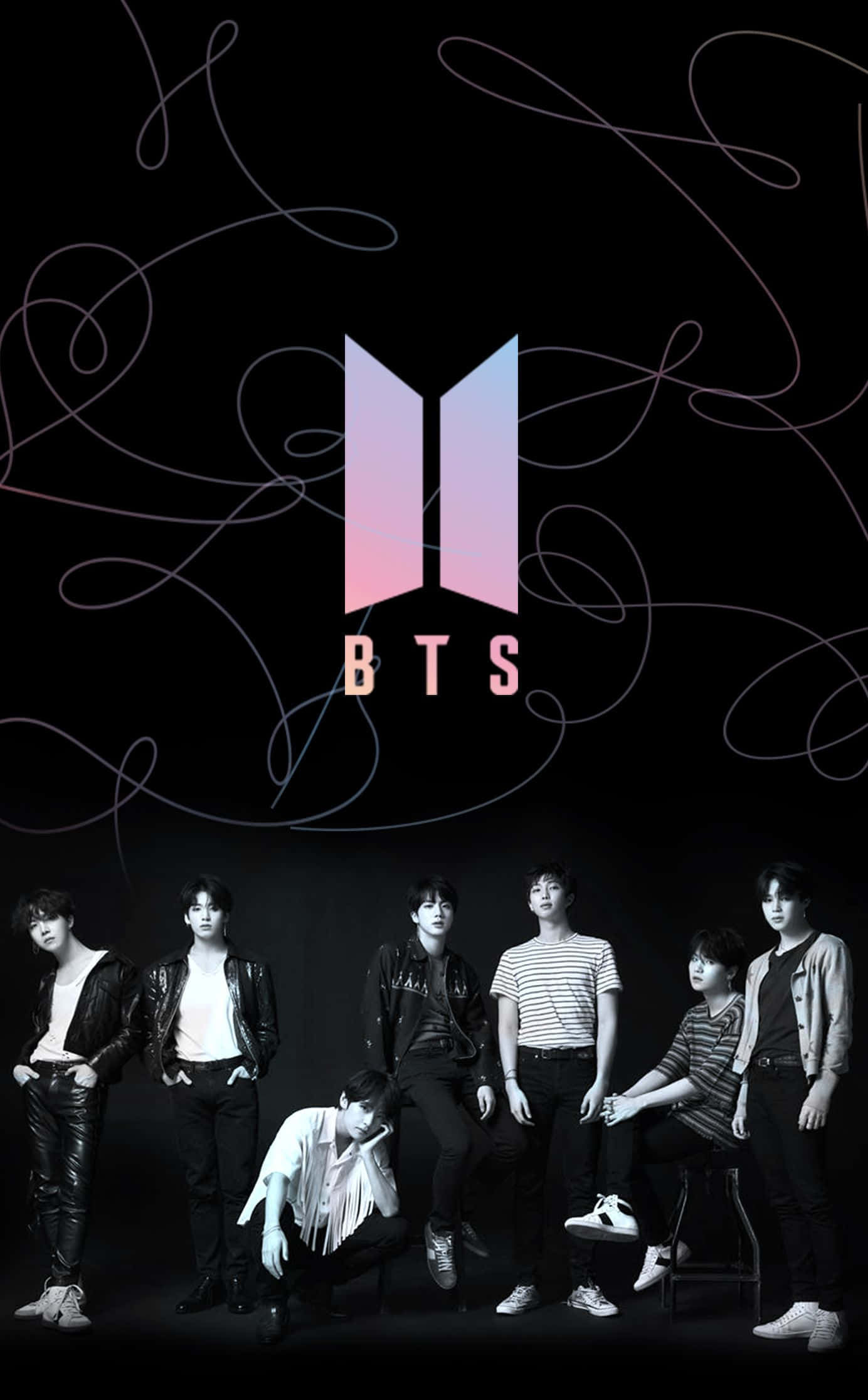 Bts Love Yourself 桌布 壁紙 — BTS 七位成員在黑色背景上自信地擺姿勢，背景有旋轉的白色線條，他們發光的粉紅色標誌位於他們上方中央。