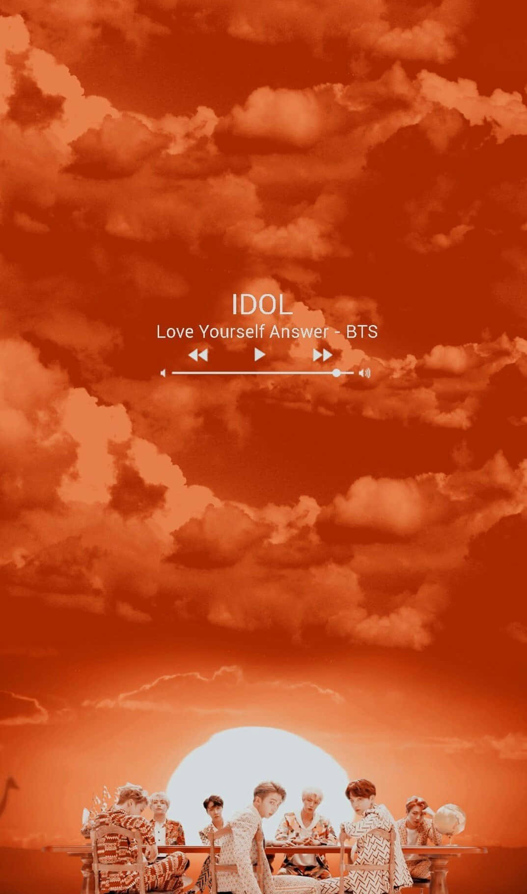 The Idol 桌布 壁紙 — BTS 七位成員坐在一張桌子旁，身後是火紅的橙色天空，有雲朵和發光的太陽。