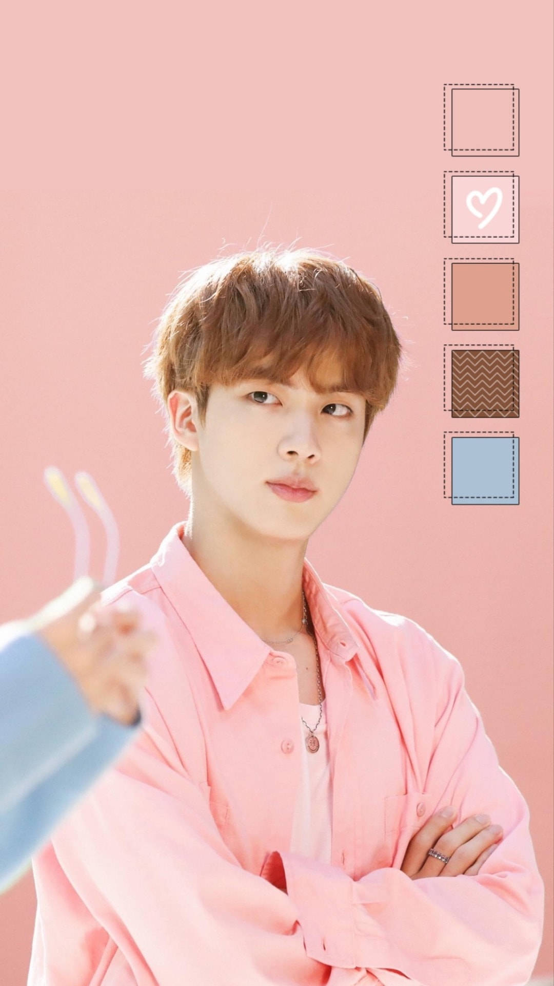 BTS 全球最帥金珍美學壁紙 壁紙 — 一位穿著粉紅色襯衫的年輕男子自信地站在柔和的粉紅色背景前，附近有色板。
