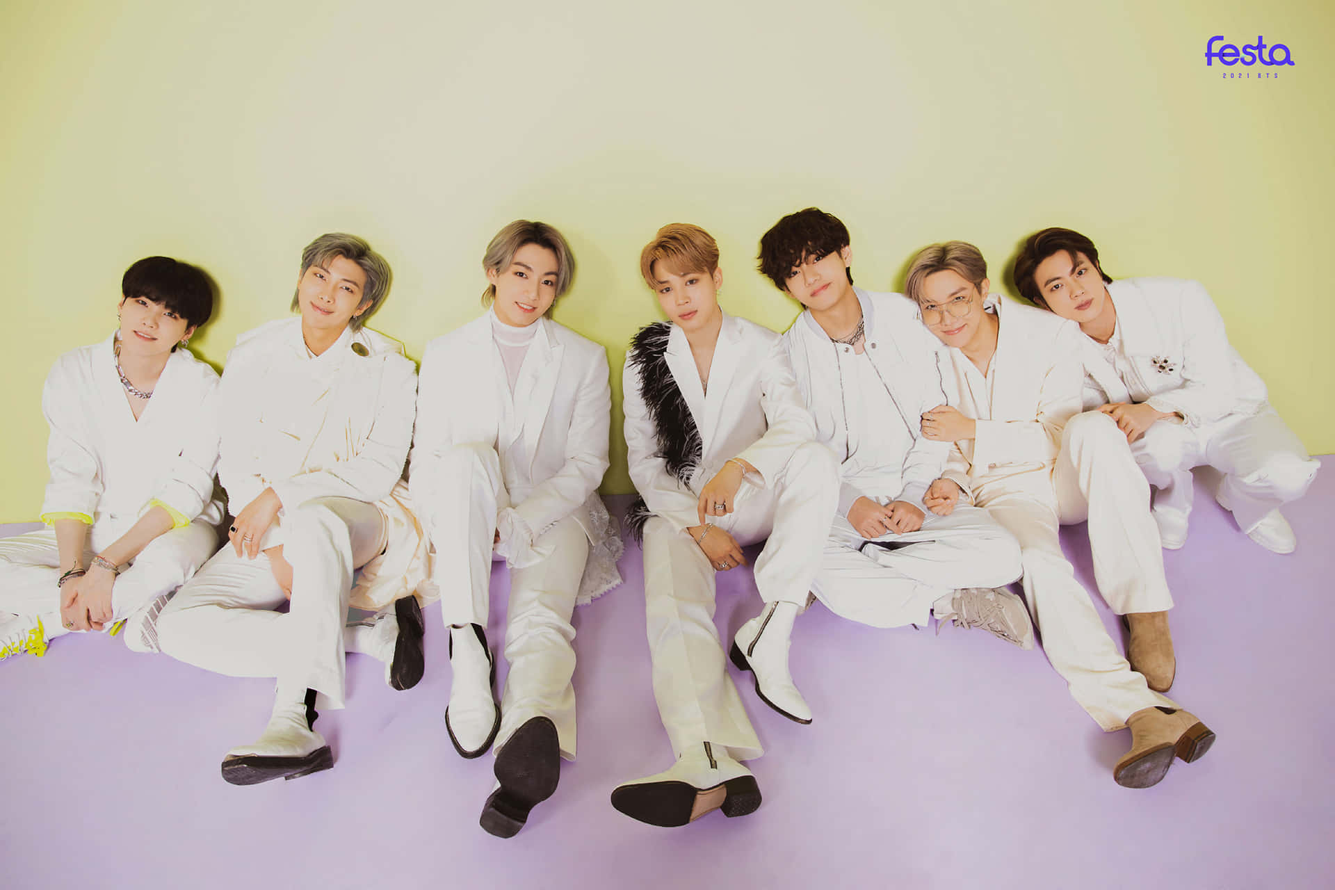 BTS 八週年家庭合照 壁紙 — 七位時尚男士身穿白色西裝，在紫色地板上對著淡黃色牆壁隨意擺姿勢。