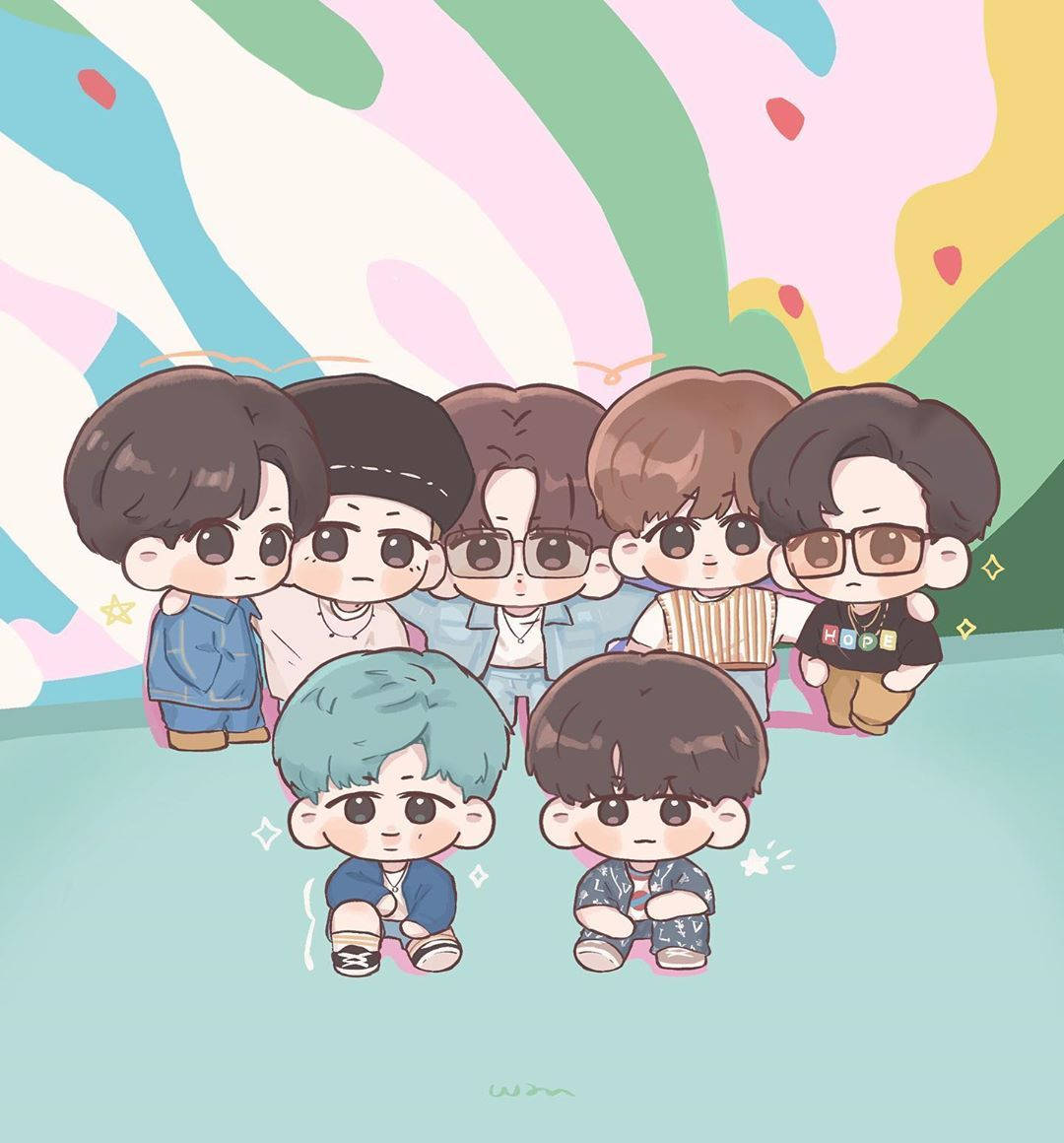 BTS 可愛Q版 Pastel風壁紙 壁紙 — 七個Q版風格嘅動畫男仔，有唔同嘅髮色同衫，喺粉彩漩渦背景前擺甫士，仲有漂浮嘅心心。