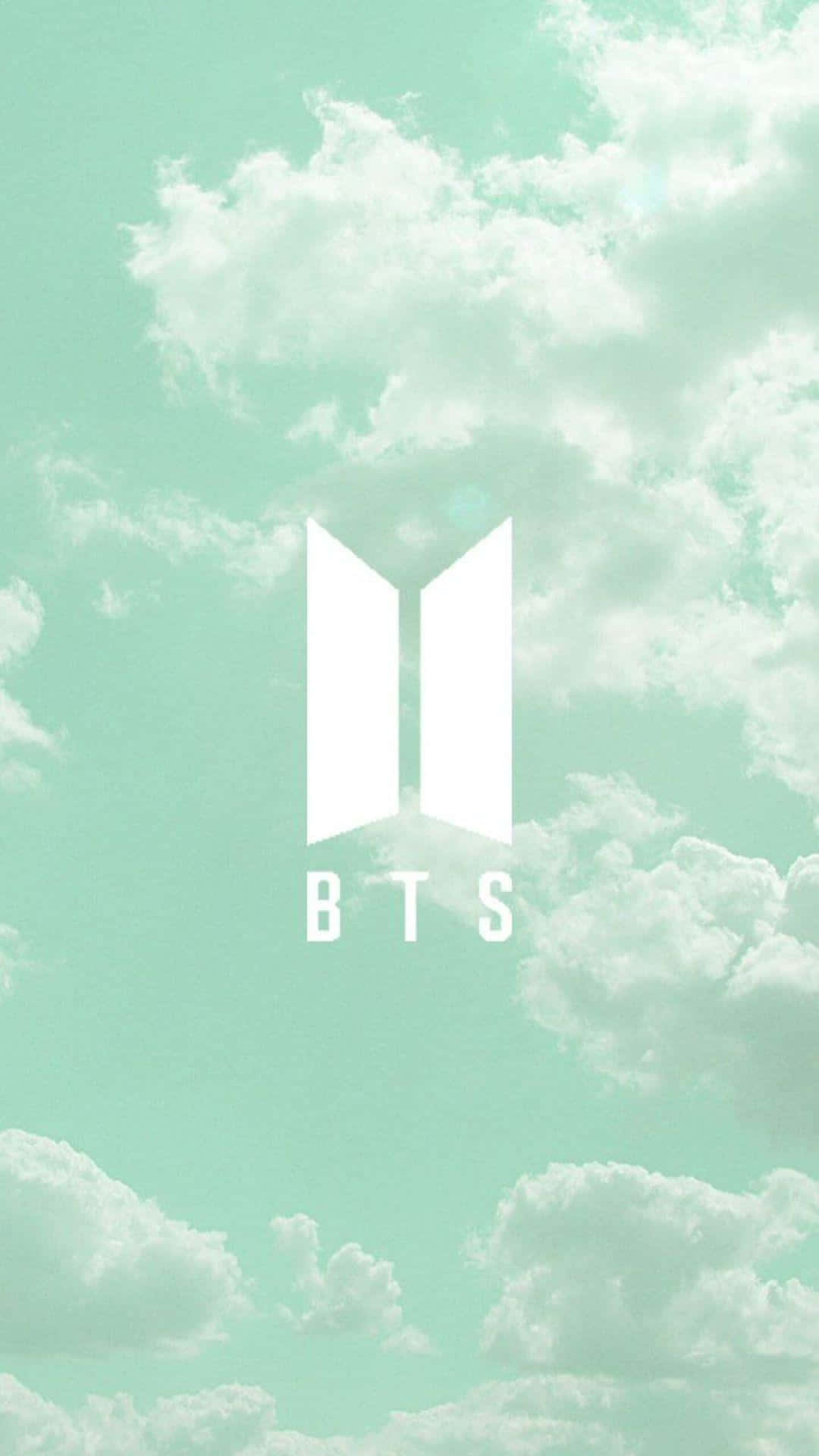 BTS 可愛薄荷綠風 aesthetic 壁紙 — 白色BTS標誌漂浮在柔和的薄荷綠色天空上，天空充滿了蓬鬆的白雲。