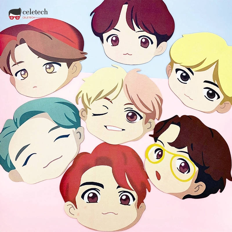 BTS 可愛風格：粉彩髮絲頭像插畫 壁紙 — 七個Q版動畫風格面孔，帶有不同髮色和表情，排列在柔和的粉紅色背景上。
