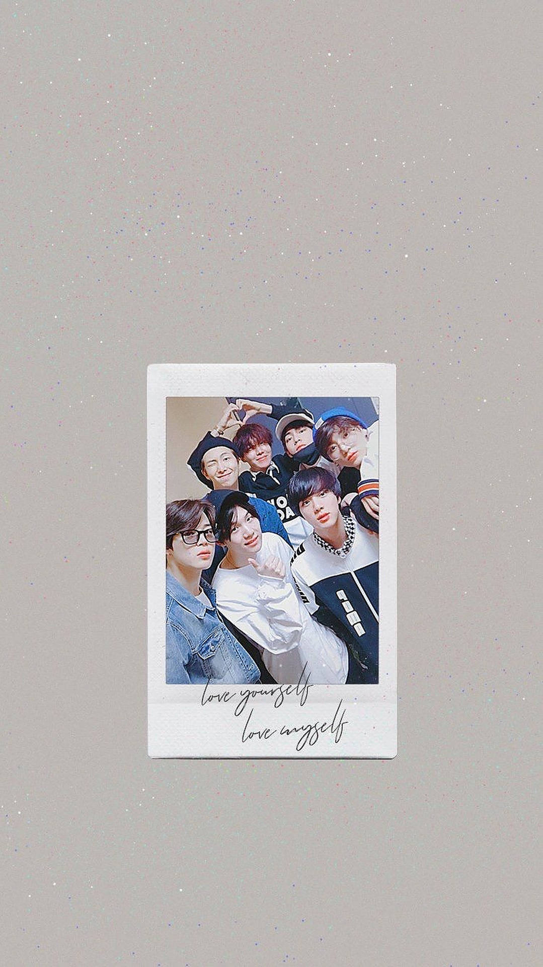 一張帶有「love yourself」文字的K-pop團體寶麗來照片。 — 寶麗來 GIF 壁紙
