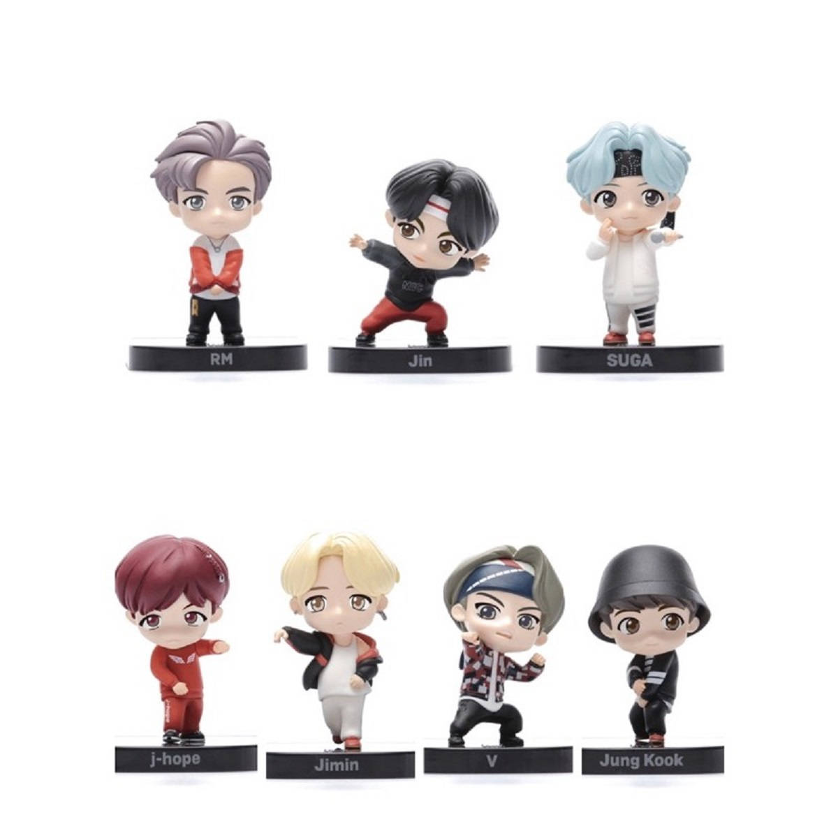 BTS 小熊立體展示架 壁紙 — 六個BTS成員的Q版公仔在黑色底座上動態擺姿勢，背景為純白色。