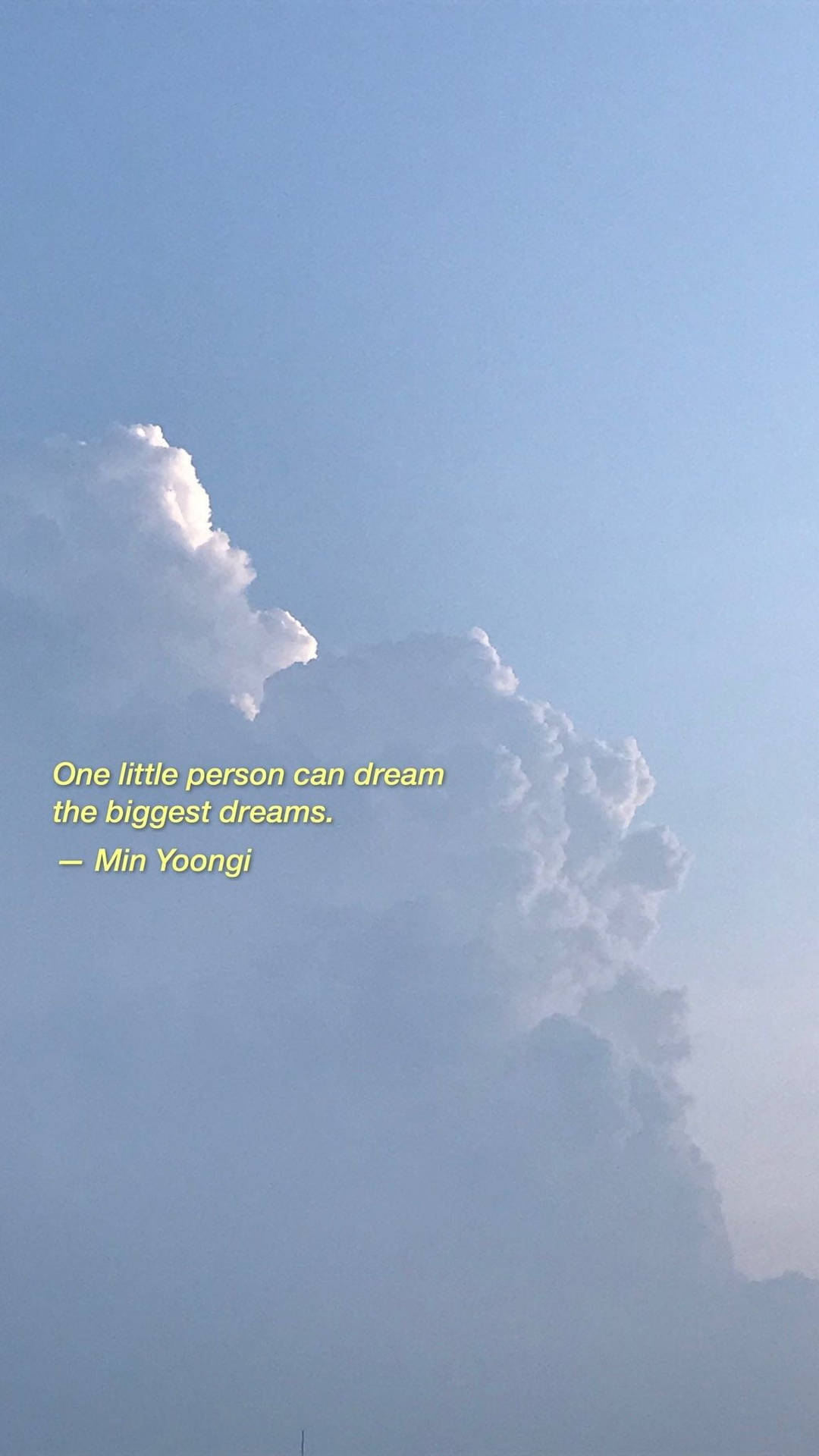 勵志名言疊加在藍天白雲上。