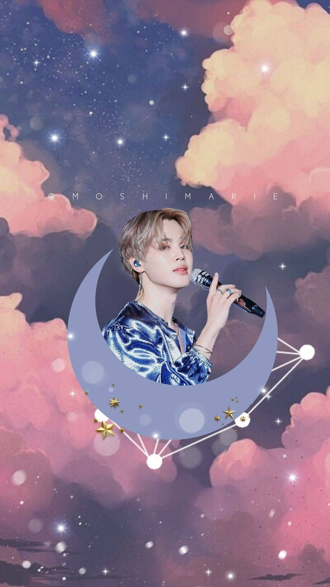 BTS 崔勝哲可愛夜空 壁紙 — 一位穿著藍色圖案襯衫的歌手在彎月內拿著麥克風，背景是星空和粉紅色及紫色的雲。
