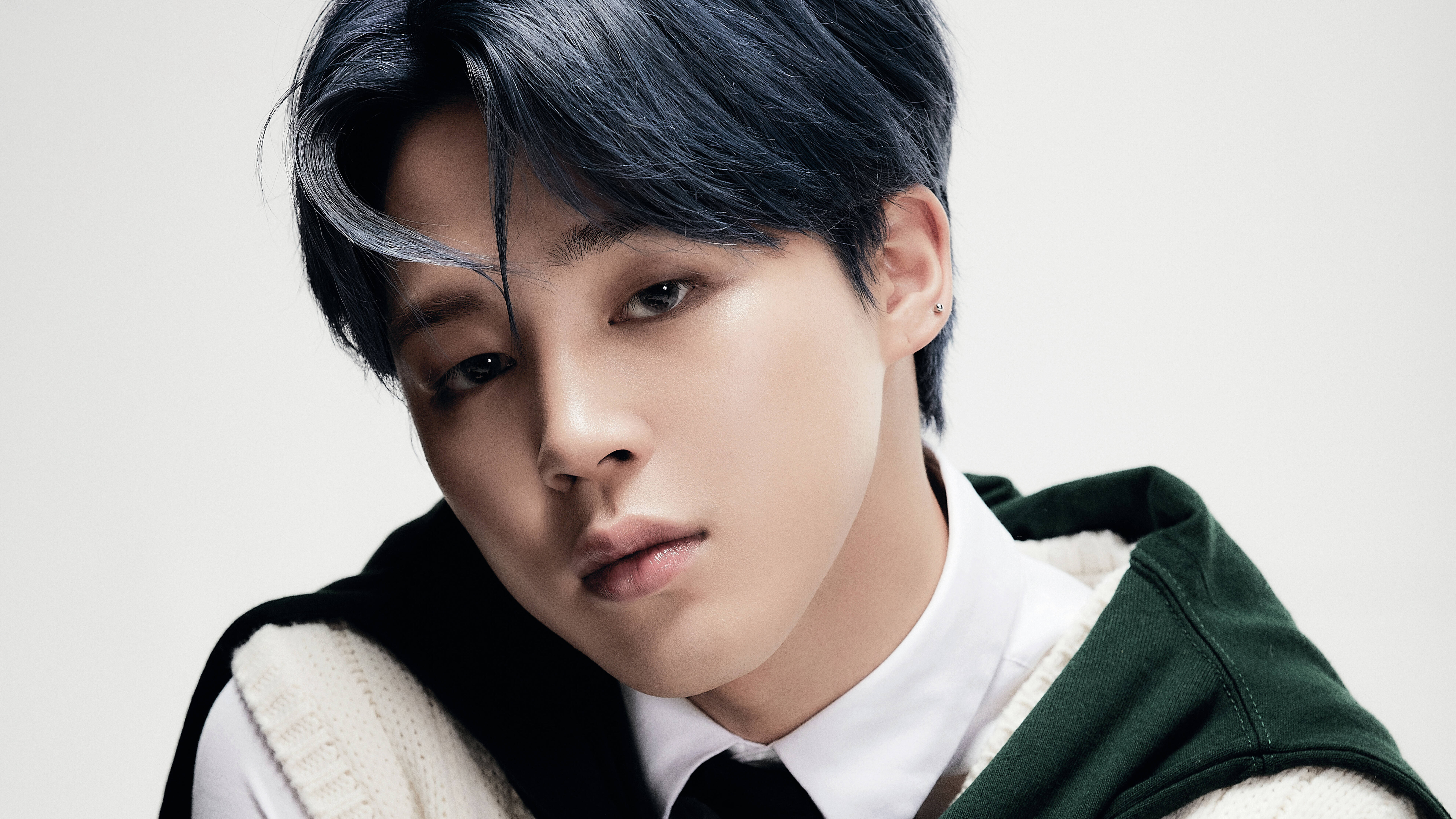 BTS 崔然竣 MOTS 7 壁紙 — 一位深藍色頭髮、目光銳利的年輕男子，在純白色背景前穿著分層服裝。