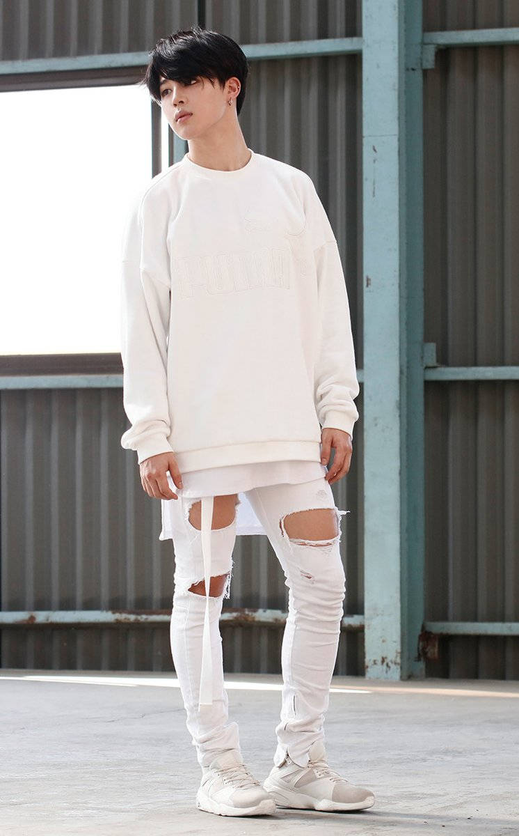 BTS 崔然竣 Puma 品牌代言 壁紙 — 一位身穿全白破爛服裝的年輕男子自信地站在風化的工業金屬牆前。