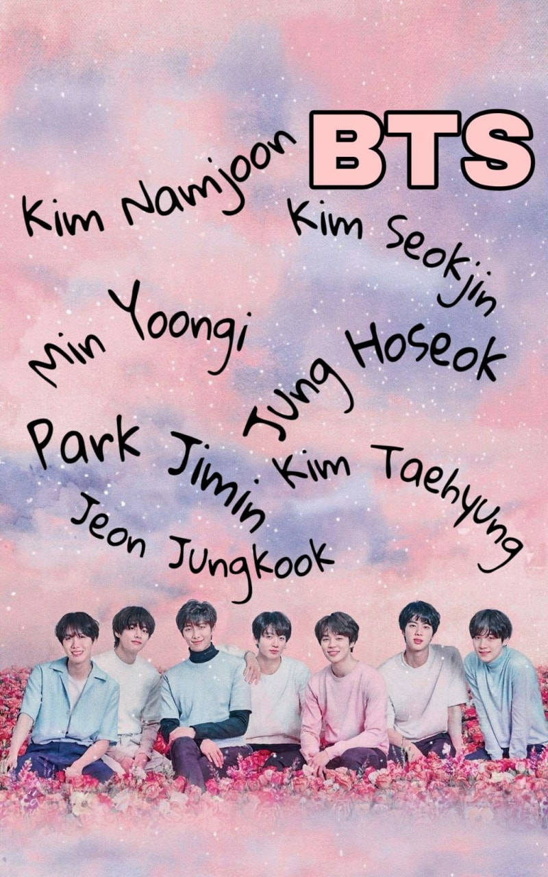BTS 成員全名美學壁紙 壁紙 — 七個年輕男子坐在一片粉紅花田裡，上方是夢幻的粉紅和紫色星空，寫著他們的名字和BTS。
