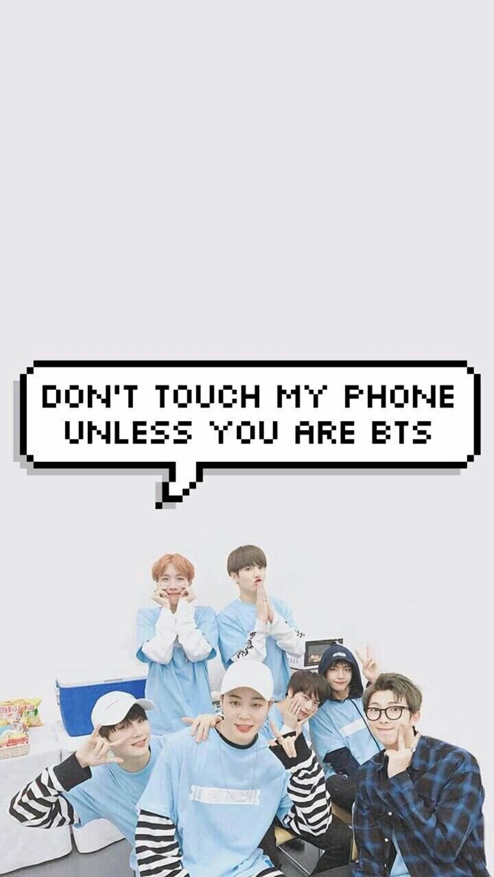 BTS 手機鎖屏壁紙 壁紙 — 七位身穿藍色服裝的年輕男子在一個像素化的對話氣泡下俏皮地擺姿勢，氣泡上寫著「除非你是BTS，否則不要碰我的手機」。