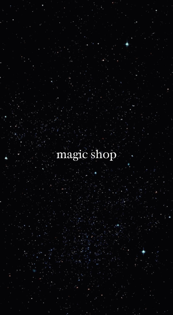 BTS 星空 Magic Shop 在太空 壁紙 — 星空夜空背景，白色文字 magic shop 居中。