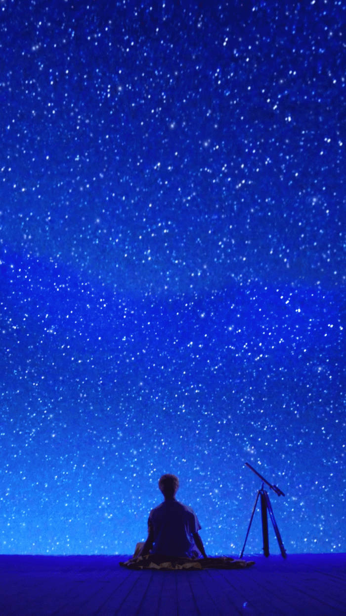 人坐在甲板上，星空下，有望遠鏡