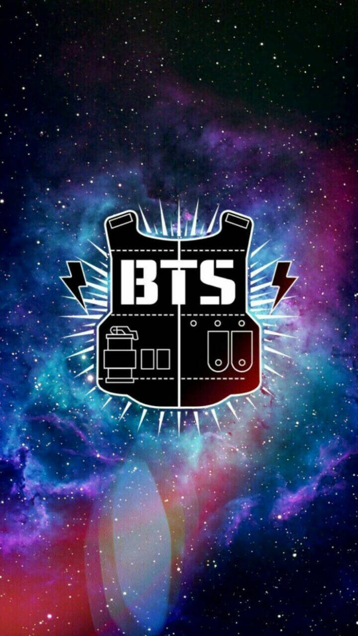 BTS 星空 星雲標誌 壁紙 — 一件帶有BTS標誌的黑色戰術背心，在充滿星星和電光閃電的鮮豔宇宙星雲中發光。