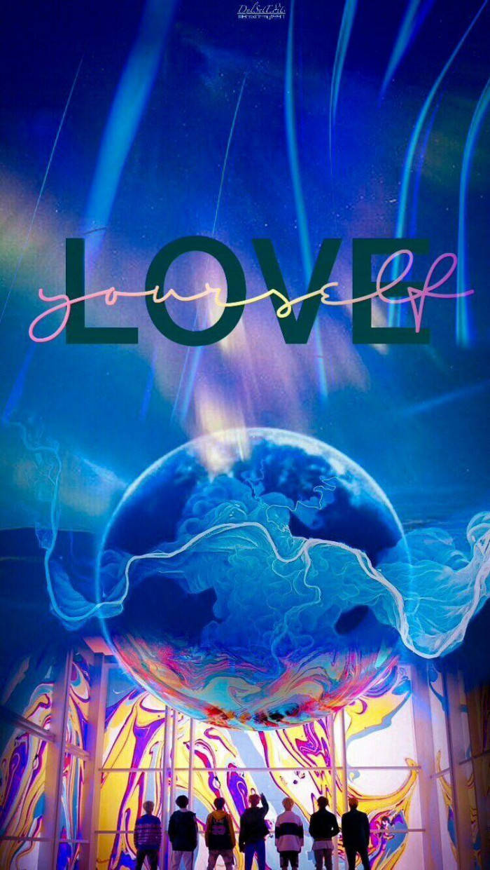 人們在色彩繽紛的宇宙場景中，敬畏地站在發光的地球下方，上方有LOVE字樣。