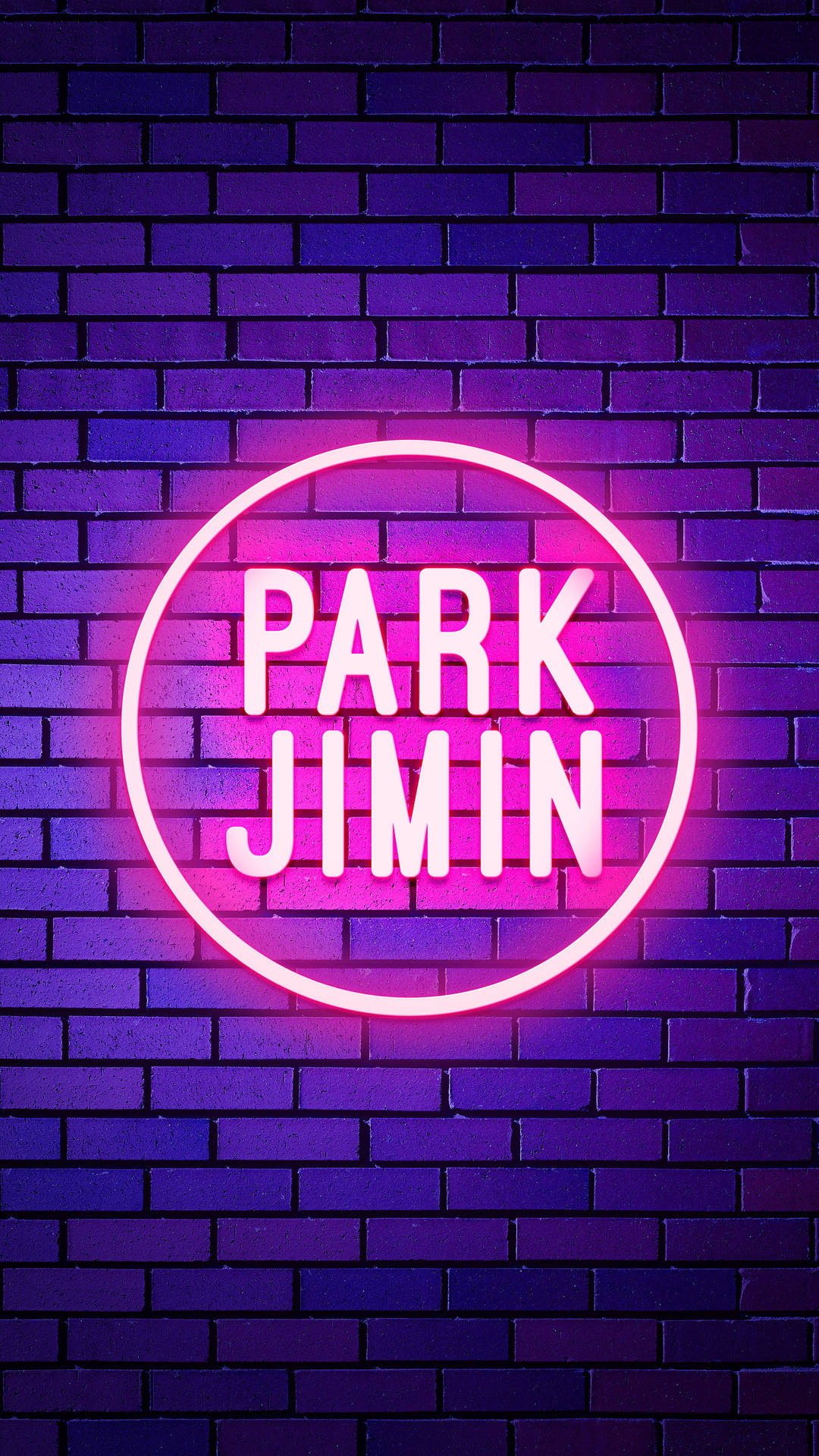 夜間，紫色磚牆上寫著 Park Jimin 的霓虹燈牌。