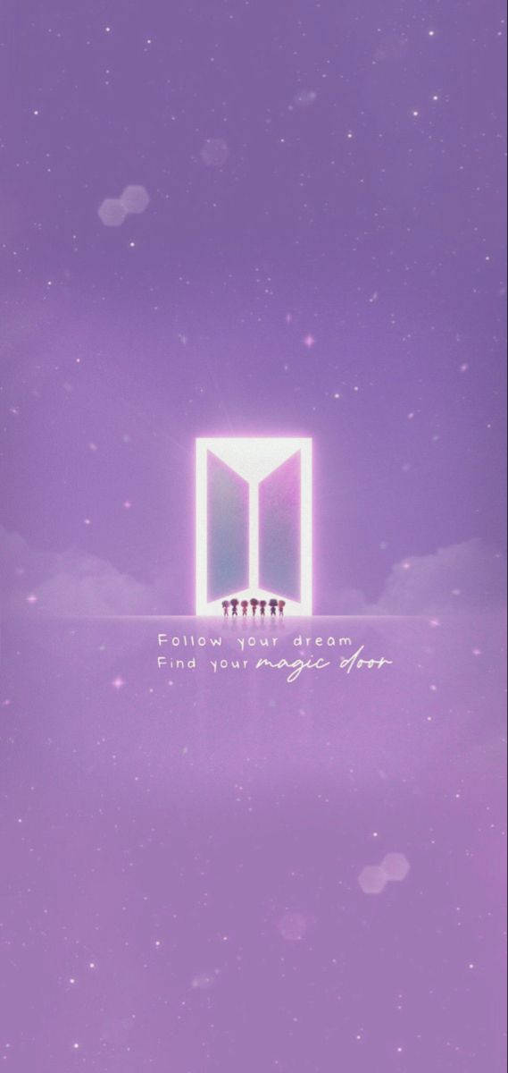 BTS 標誌搭配可愛紫色背景 壁紙 — 一扇發光的紫色門，帶有剪影人物，矗立在繁星點點的暮色天空中，漂浮著散景燈光。