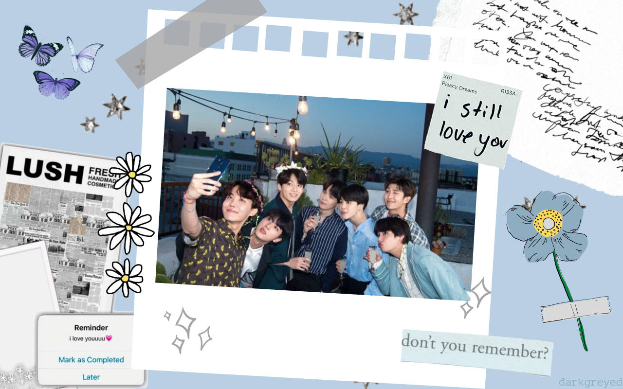 BTS 氛圍感藍色筆記本 壁紙 — 黃昏時分在屋頂上拍攝的K-pop團體自拍拼貼畫，周圍環繞著手寫筆記、蝴蝶和花卉塗鴉。