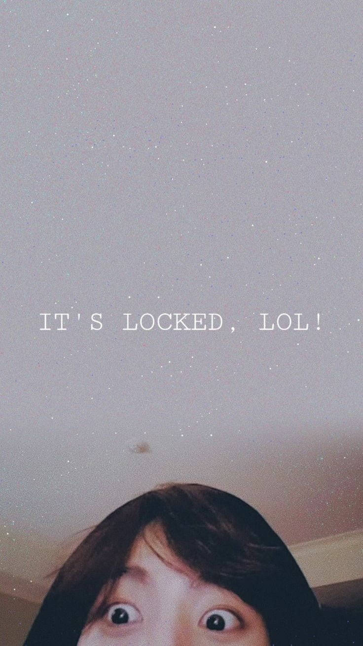 BTS 田柾國 可愛 It's Locked 壁紙 — 一個睜大眼睛的人抬頭望向佈滿閃爍星星和寫著「鎖咗啦，哈哈！」嘅天花板。