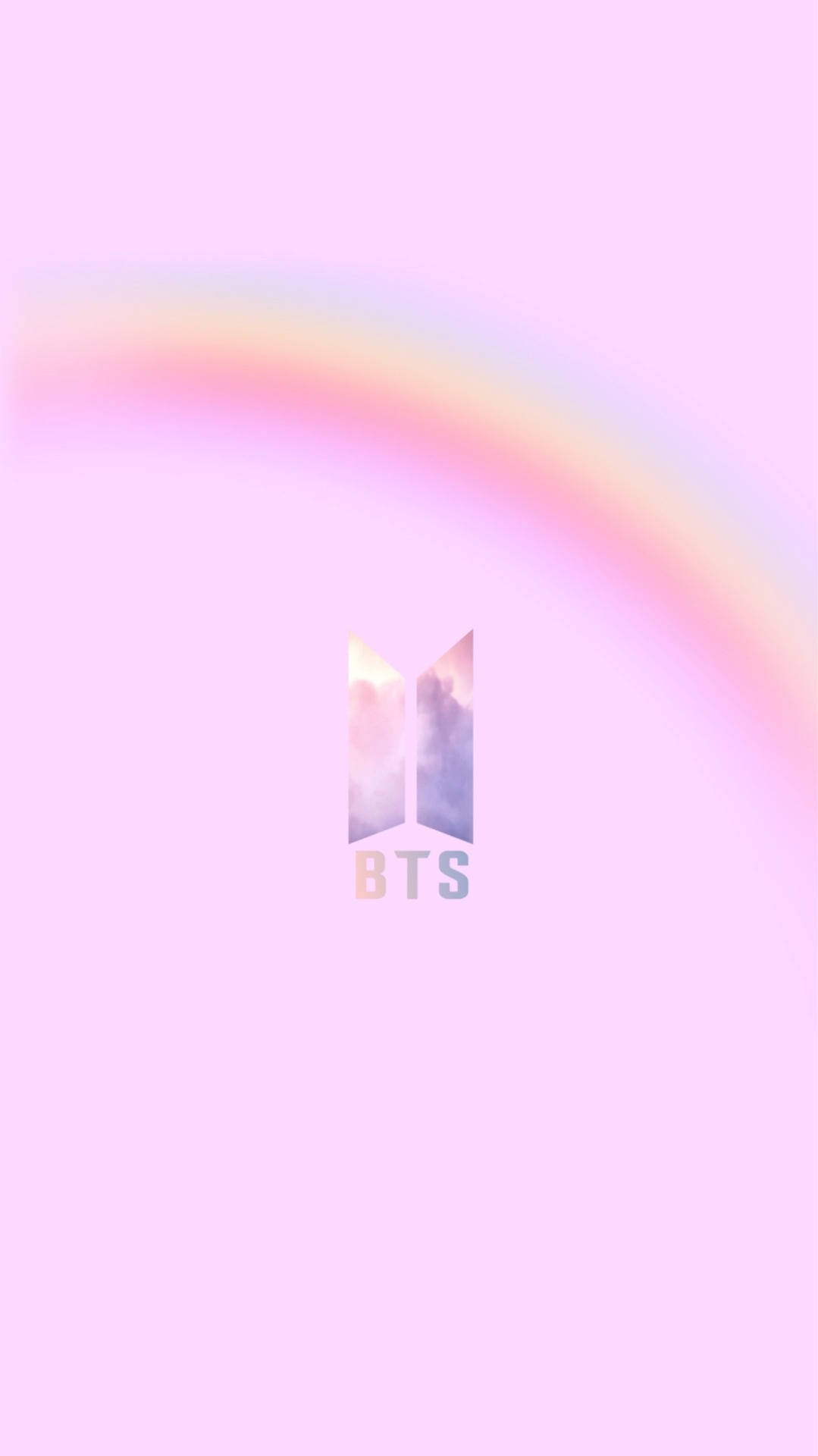 BTS標誌在粉彩彩虹下，置於柔軟粉紅色天空背景上。